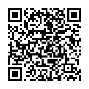 这小混混的手嗖的一下从小秋的脸旁边滑了过去二维码生成