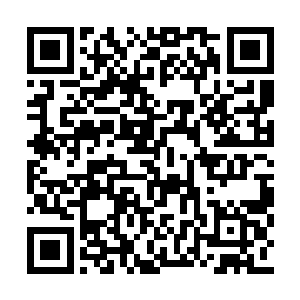 这时尹若冰附近的一个天机蓬帘子居然也掀开了二维码生成