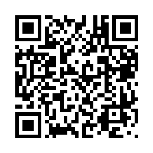 透过家里客厅老旧的窗户朝外望去二维码生成