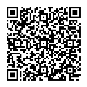 邓铮在周一例会上用一系列激昂的排比句宣布本年度接下来的头等大事就是大范围选角二维码生成