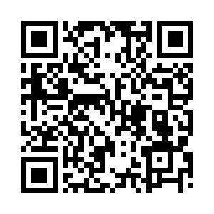 那两个拿砍刀的青年也是站在她一块二维码生成