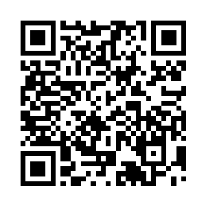 那个女孩子坐在床上对着秦洛咯咯的笑二维码生成