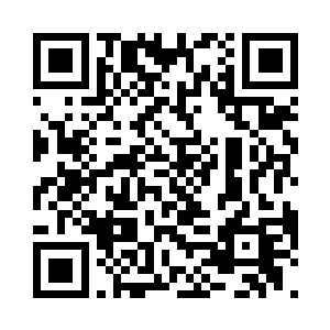 那个好心的夫人可能就在车窗后看着他二维码生成