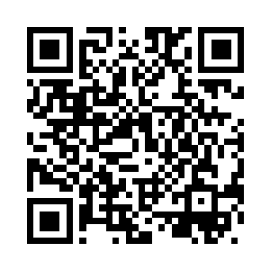 那映照在大门上的三足鹰突然展翅二维码生成