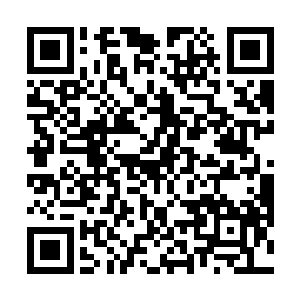 郑重的在香炉之中给怀远堂的先祖英烈上了三炷香之后二维码生成