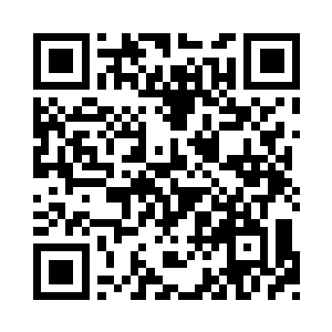 里面已经有个穿着正装的棕发外国人在等待二维码生成