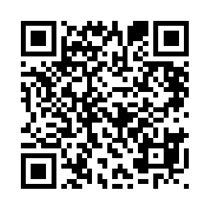 金汉则弯下腰看向摄影机的取景框二维码生成