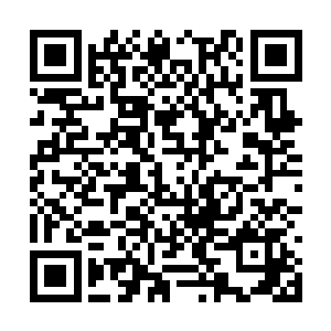门口传来的声音让正在杂货店里拿着麻布擦着东西二维码生成