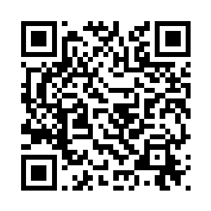 阿达曼手脚麻利的拿出一分文件来二维码生成