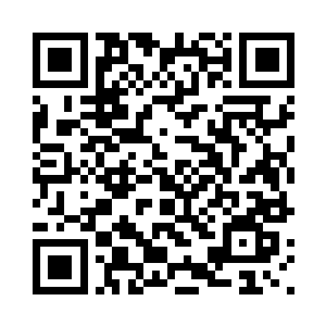 陶美佳穿着一件粉色的丝质连衣裙二维码生成