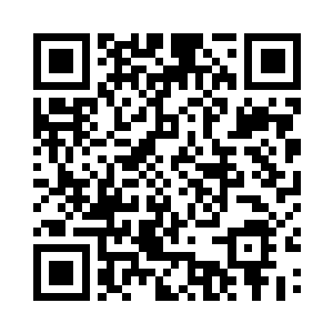 随即看到一个高挑女生走到他所站的凳子后二维码生成