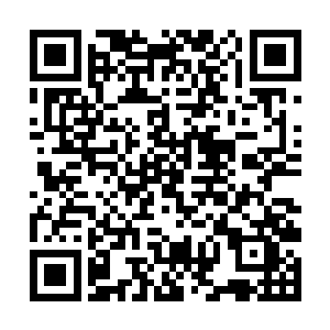 随后将油灯与火折子拿往与周围稍显空旷一点的圆桌二维码生成