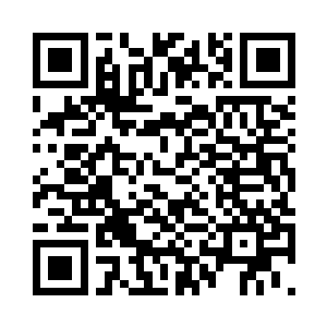 顾平安穿着一件蓝白色的小脚牛仔裤二维码生成
