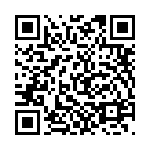 飞快地往中年男人露出的空隙钻过去二维码生成