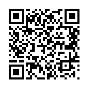 飞行员从飞机上提着一个盒子走过来二维码生成