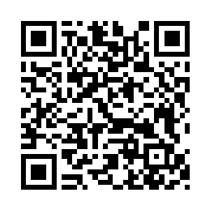 首先映入眼帘的是一个大大的木质折叠式屏风二维码生成