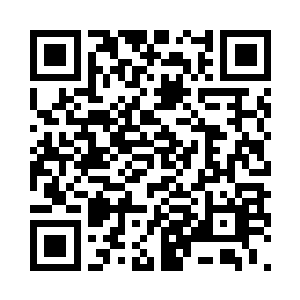 马上伸手拦住丈夫的那只腿间继续作恶的手二维码生成