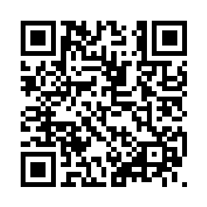 马特在船桥上观察着海面可能出现的危险二维码生成