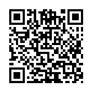 高处的人看着下方可怜兮兮的小伙伴二维码生成