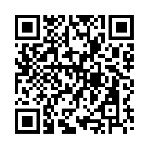 黎明的奶奶拉着果而的小手给检查着二维码生成