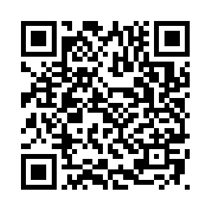 鼎元奎站在一个别院内院厢房门口二维码生成