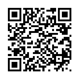 龙幼萱一边说一边在车里向右边侧着身子二维码生成